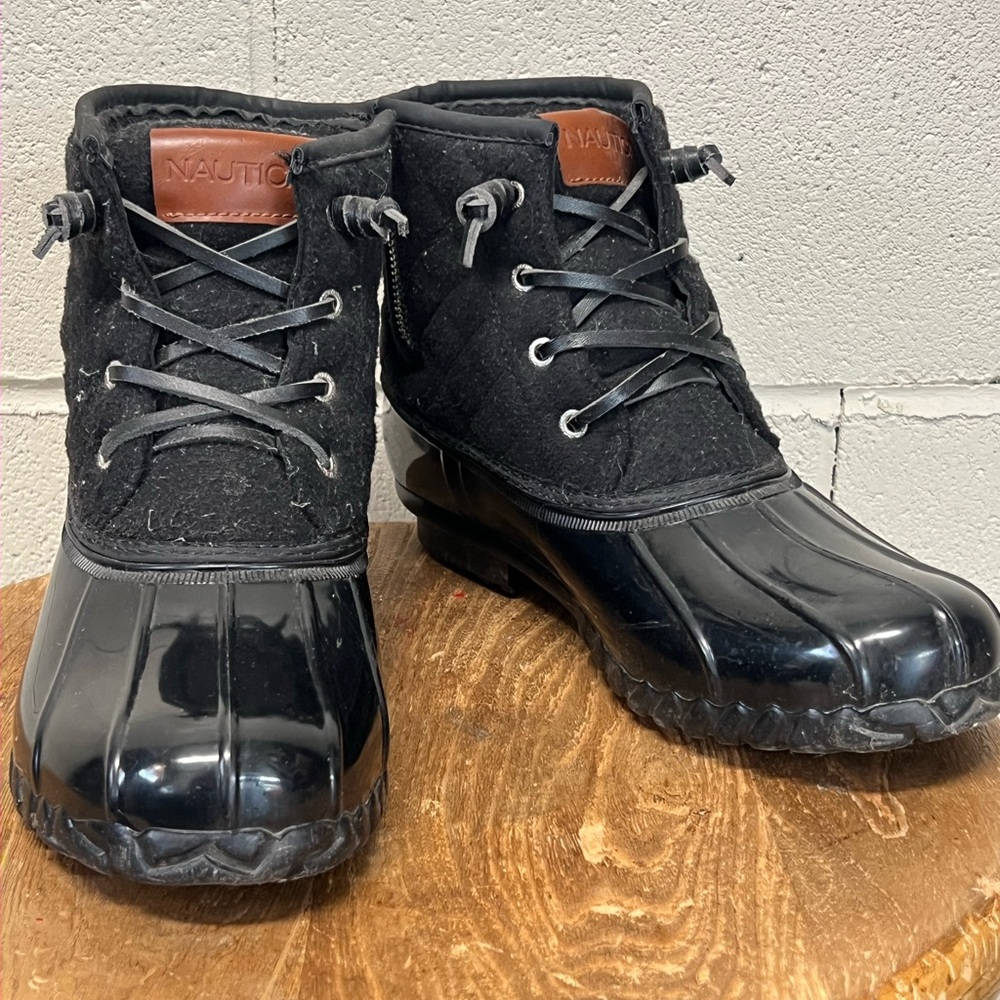 Nautica Women's Black and Brown Winter Boots